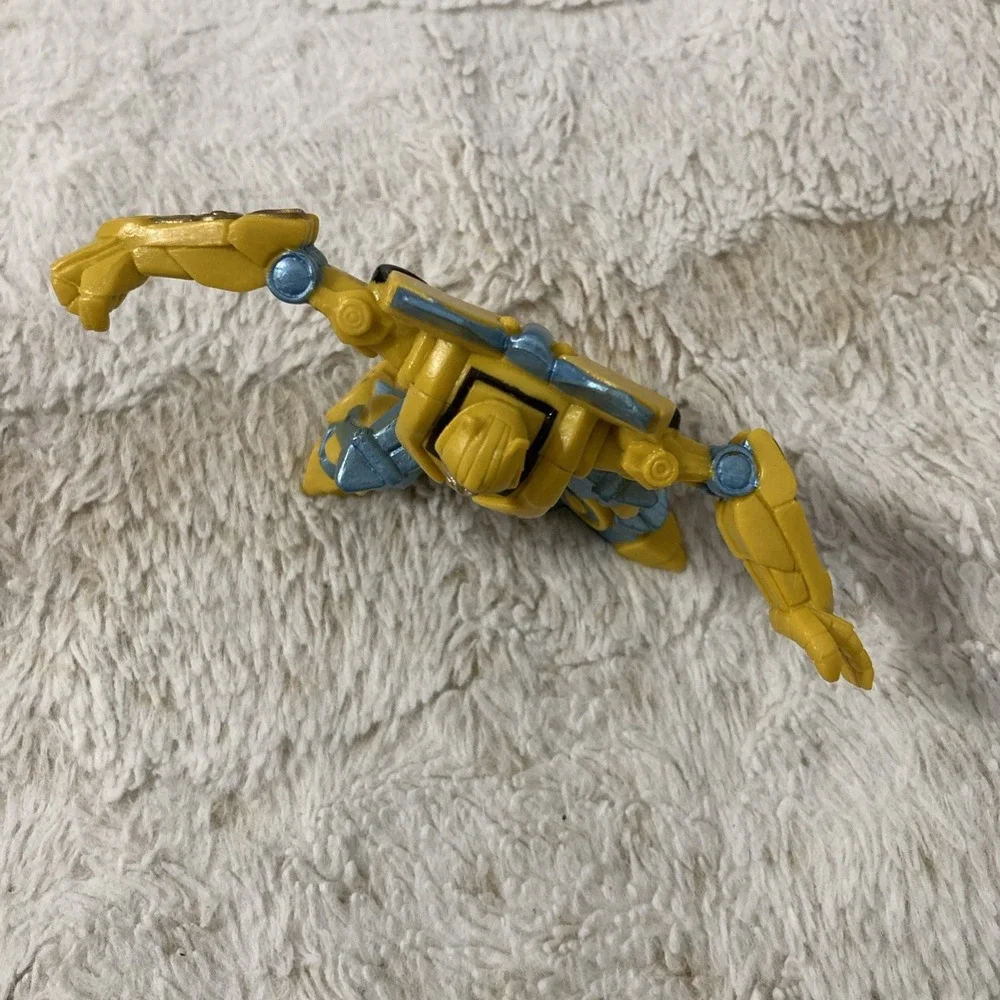 Hasbro Transformers Armada Blurr (No Accessories) &‎ a Posed Bumblebee